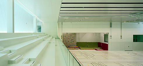 ETH Sport Center, Dietrich | Untertrifaller, Der Campus der ETH am Z&uuml;rcher H&ouml;ngerberg wird derzeit energisch ausgebaut. Dazu z&auml;hlt auch die Sportanlage der Vorarlberger Architekten, fotografiert von Bruno Klomfar.