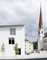 Haus für Kinder und Dorfplatz