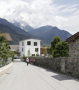 Haus für Kinder und Dorfplatz