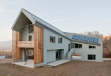 Haus mit schiefem Dach Foto: Hertha Hurnaus