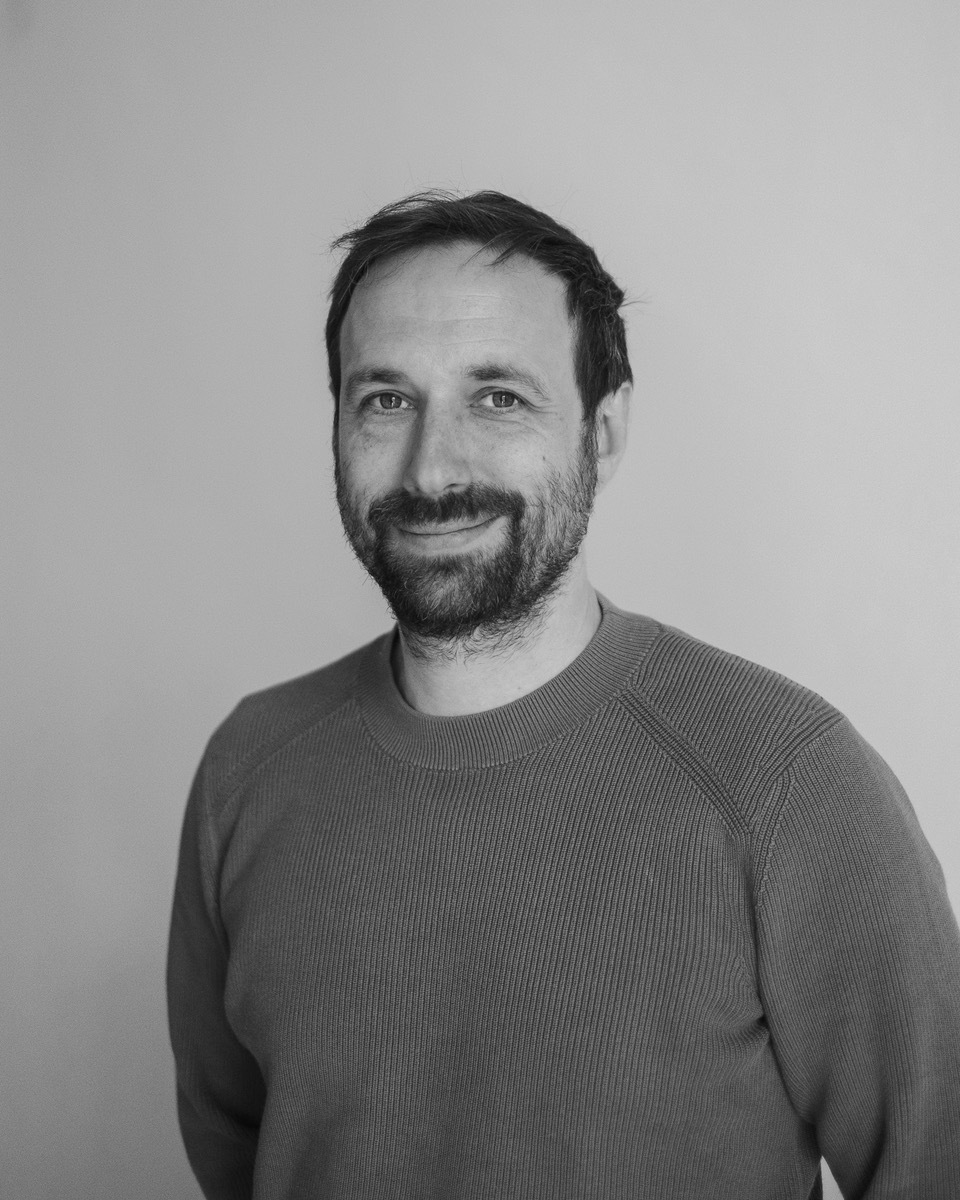 Ein Portraitfoto von Tom Biela