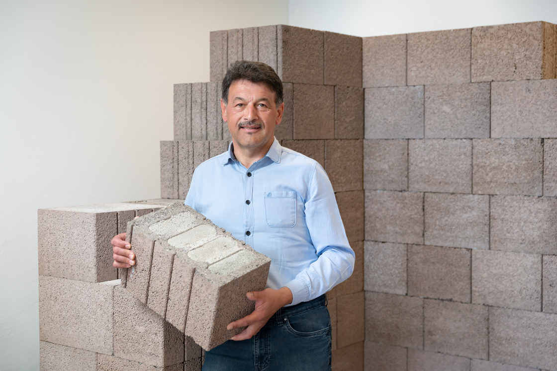 Ein Portraitfoto von Jana Madzigon