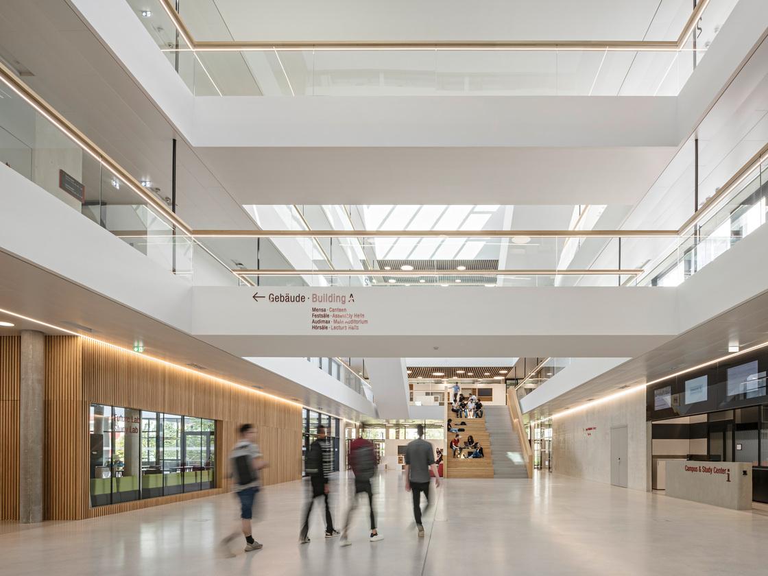 Ein Pressebild von Hertha Hurnaus