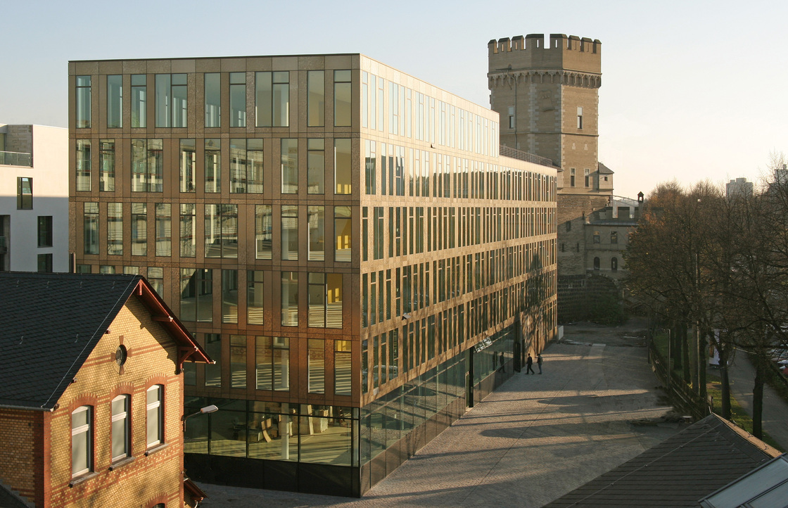 Ein Foto von moderne stadt