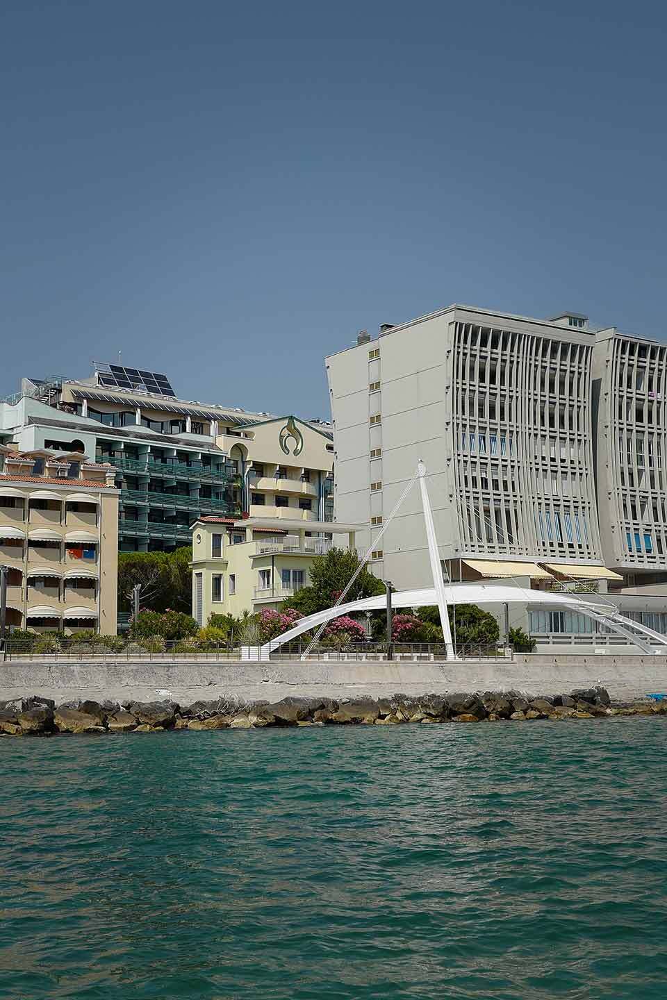 Ein Foto von Architect and Friends