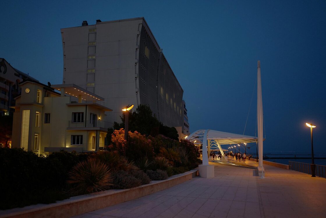 Ein Foto von Architect and Friends