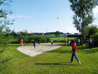 Jugendort: ovaler Volleyballplatz, Foto: Karin Standler
