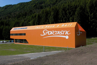 „sportastic-let’s have a ball“ Betriebsgebäude, Foto: Michael Nagl