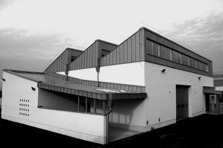 Car dealership and garage, Foto: Ákos Hutter