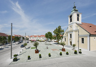 Rathausplatz und Ortszentrum, Foto: Hertha Hurnaus