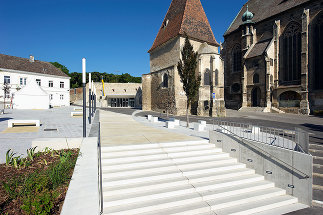 Hyrtlplatz – Vorplatz Veranstaltungszentrum Burg, Foto: Toni Rappersberger