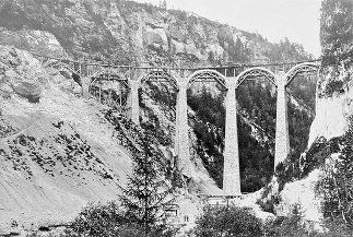 Historische Brücken im Parc Ela © „Landwasserviadukt im Bau“ von Unbekannt - Terra Grischuna 4/2012, S. 17.