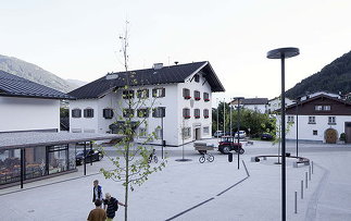 Dorfplatz und miniM, Foto: David Schreyer