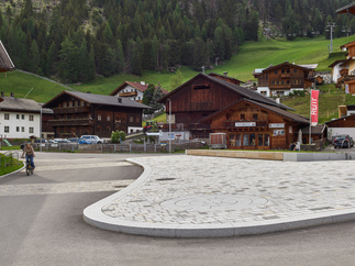 Dorfplatz Großdorf Kals, Foto: Kurt Hörbst