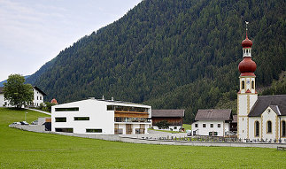 Volksschule, Kindergarten und Turnsaal, Foto: Markus Bstieler