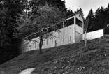 Spielhaus und Sportplatz, Foto: Margherita Spiluttini