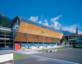 Turnhalle und Parkdeck, Foto: Arno Gisinger