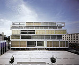 Ein farbiger Fassadenstapel in Ljubljana © Sadar in Vuga Architekti