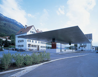 Inselgebäude mit Überdachung Grenze Tisis, Foto: Ignacio Martinez