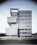 Ein farbiger Fassadenstapel in Ljubljana © Sadar in Vuga Architekti