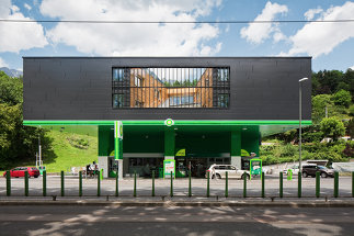 Studentenheim und Tankstelle, Foto: Christian Flatscher