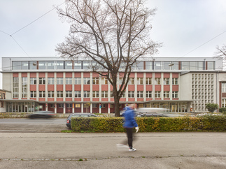 Dorfhalle Schule, Linz, Foto: Kurt Hörbst