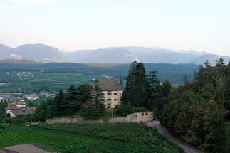 Schloss Gandegg, Bibliothek—Bar—Loggia, Foto: Werner Feiersinger