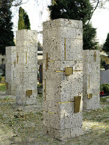 Urnenstelen Barbarafriedhof, Foto: Simon Bauer