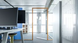 Holz + Glas = Raumabtrennung mit Stil