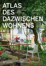 Atlas des Dazwischenwohnens, Wohnbedürfnisse jenseits der Türschwelle, von Angelika Juppien,  Richard Zemp mit Hochschule Luzern - Technik & Architektur (Hrsg.). 