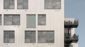 Moderne Schule mit BEMO Stehfalzfassade