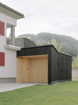 Haus mit Dachpyramide